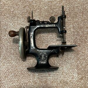 Singer Toy Sewing Machine. Antique child’s Sewing Machine 1920’s